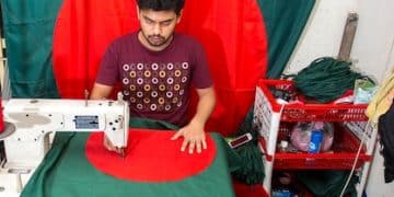 বাংলাদেশের পোশাক শিল্প: শ্রমিক অধিকার ও কর্মপরিবেশ উন্নয়ন - Cover Image